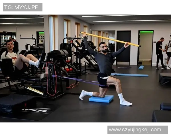 足球明星包内必备物品揭秘：从训练装备到私人小物，细节全解析